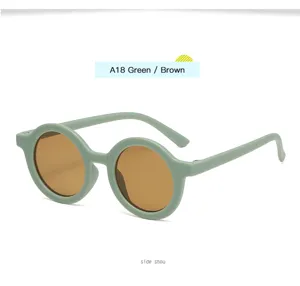 Gafas de sol vintage redondas para ninos con montura verde y lentes marrones.
