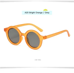 Vista detallada de gafas de sol redondas de color naranja brillante para niños estilo A20.