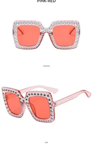Modieuze stijlvolle vierkante zonnebril met strass steentjes voor vrouwen, roze disco stijl.
