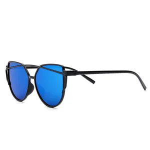 Gafas de sol elegantes con montura negra y lentes espejo azules y exclusivo diseño de doble puente.