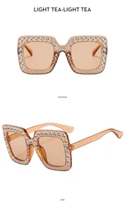 Grote vierkante strass zonnebril met lichte thee kleurige lenzen, vintage disco stijl.