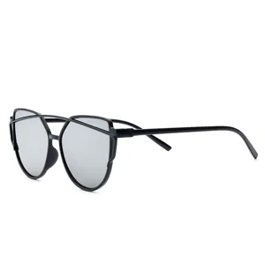 Gafas de sol negras de moda con lentes reflectantes plateadas, protección UV elegante.