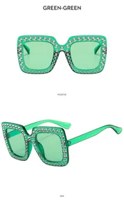 Gedetailleerd overzicht van groene vierkante strass zonnebril, fonkelende kristallen, mode.