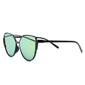 Gafas de sol ligeras y modernas con lentes reflectantes verdes y un elegante doble puente.