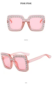 Detailweergave van roze vierkante zonnebrillen met strass, trendy disco-bril met roze glazen.