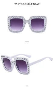 Chique vierkante strass zonnebril met verloopglazen, stijlvolle UV-bescherming voor dames.