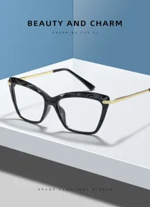 Gros plan détaillé d'une élégante monture de lunettes cat-eye à facettes en noir et or.