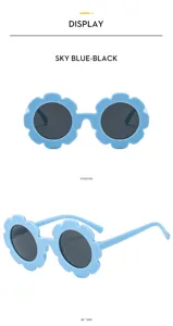 Detailansicht der niedlichen Sonnenblumen-Sonnenbrille für Kinder mit blauem Gestell.