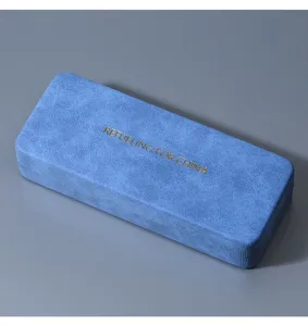 Gros plan détaillé d'un étui à lunettes portable texturé bleu avec une élégante écriture dorée.