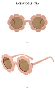 Charmante Kinder Sonnenbrille mit Blumenform und PC Gläsern, süßer rosa Rahmen für sonnigen Tag.