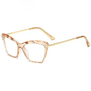 Lunettes de vue cat eye tendance monture ambrée et branches métalliques dorées anti-lumière.