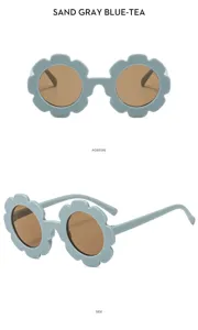 Niedliche Kinder Sonnenbrille mit Blumenrahmen in Sandgrau und braunen Gläsern für den Sommertag.