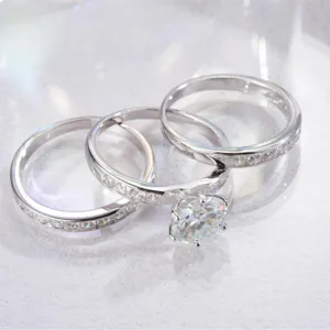 Vue détaillée de l'ensemble de bagues empilables 3 en 1 en argent 925 et moissanite.