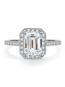 Eleganter Smaragdschliff Moissanit Ring mit Halo und Pave Band in Sterlingsilber.