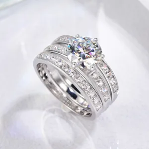 Gros plan d'un ensemble de bagues empilables à 3 pièces avec moissanite ronde de 2 carats.