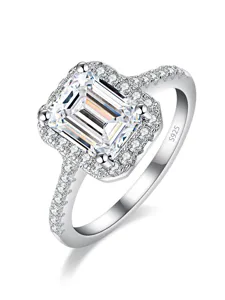 Silberner Smaragdschliff Moissanit Ring Detail, funkelnde Halo-Pavé-Steine auf 925er Silber.