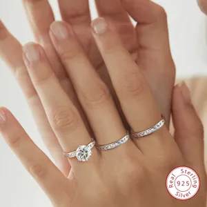 Bague empilable 3 en 1 en argent S925 et moissanite, détail avec pierres scintillantes.