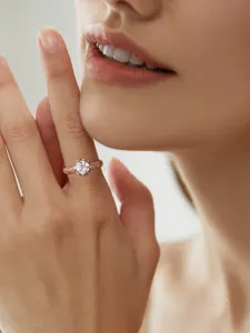Eleganter Moissanit Ring in Roségold mit sechsfach Krappenfassung und funkelndem Pavé.