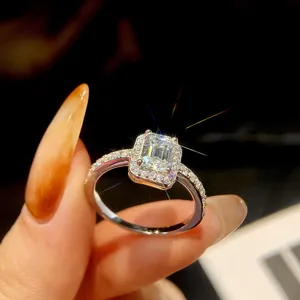 Eleganter Silber Ring mit Smaragdschliff Moissanit und Zirkon Ziersteinen für Damen