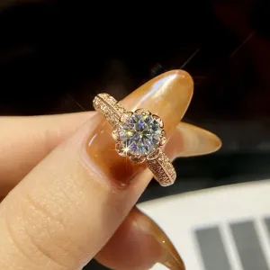 Exquisiter 1 Karat Moissanit Ring in Roségold mit atemberaubendem Blüten-Halo-Design.