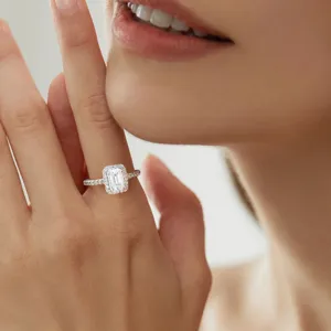 Eleganter Smaragdschliff Moissanite Ring aus Sterlingsilber mit funkelnden Steinen.