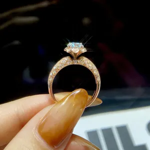 Eckiger 925er Sterlingsilber Moissanit Ring mit sechszackiger Blumenkronen-Fassung.
