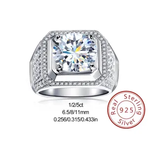 Nahaufnahme des luxuriösen Herren Sterlingsilber Moissanitrings mit Pavé-Steinbesatz.