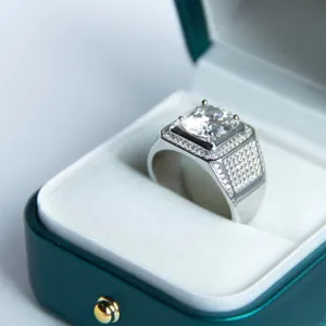 Detaillierte Nahaufnahme eines luxuriösen Herren Pave Diamantring mit großem Stein in Schachtel.