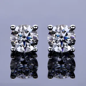 Nahaufnahme glänzender runder vierkrappen Silber Ohrstecker mit edlem Brillantschliff.