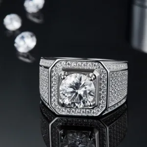 Detaillierte Nahaufnahme des luxuriösen Herren-Moissanit-Rings mit funkelnden Diamanten.