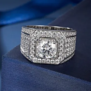 Luxus Herren Moissanit Diamant Ring, schwerer Pave Silberring, detaillierte Nahaufnahme.