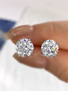 Nahaufnahme Detail der glitzernden runden Zirkonia vier Krappen Sterlingsilber Ohrringe.