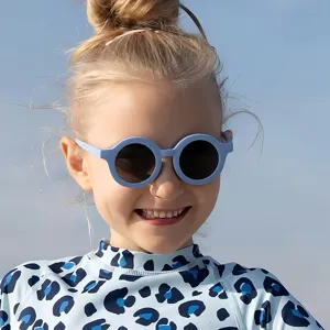 Gafas de sol redondas retro lindas para niños en azul claro, ideales para viajes al aire libre.