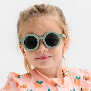 Gafas de sol redondas vintage para niños con montura verde moderna para protección solar.