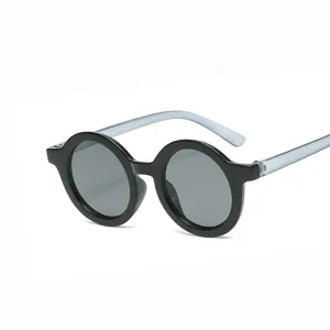 Gafas de sol redondas retro para niños con montura negra gruesa y patillas azul claro.
