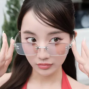 Primer plano detallado de gafas de sol punk sin montura Y2K con detalles de cruz de metal.