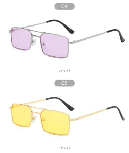 Lunettes de soleil carrées vintage à double pont avec monture en métal et verres colorés.