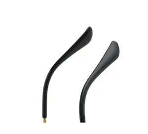 Gros plan des embouts de branches de lunettes de soleil noirs lisses, design ergonomique, mat.