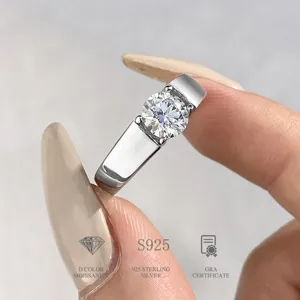 Nahaufnahme eines Herrenrings aus 925er Sterlingsilber mit funkelndem Moissanit-Stein.