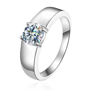 Klassischer Solitär Moissanit Ring mit breitem poliertem Band in Silber Hauptansicht