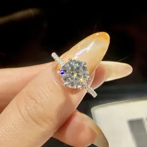 Eleganter 3 Karat runder Moissanit Sechserkrappen Ring in Silber für Damen Hochzeit.