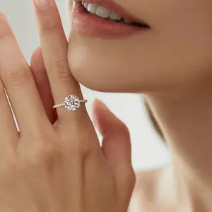 Eleganter Sechserkrappen-Moissanit-Solitärring mit Pavé-Band in Silber oder Platin.
