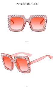 Detail van vierkante strass zonnebril met roze verloopglazen en schitterende kristallen.