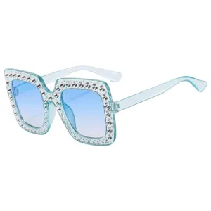 Stijlvolle modieuze vierkante zonnebril met strass en blauwe verlooplenzen voor dames.