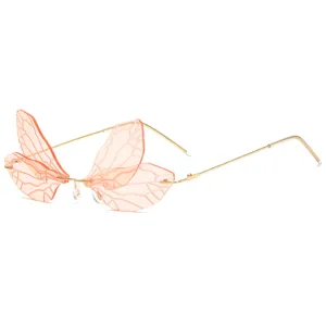 Modische rahmenlose Sonnenbrille mit rosa transparenten Flügelgläsern und dünnen goldenen Bügeln.