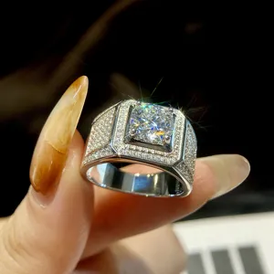 Herren quadratischer Moissanit Ring Full Pave Hip Hop Silber getragen auf Hand Ansicht.
