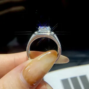Atemberaubender 5 Karat Moissanit Herrenring aus Sterlingsilber mit funkelnden Steinen.