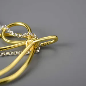 Exquis argent sterling S925 lignes créatives nœud détail gros-plan, bijoux chic de luxe élégants.