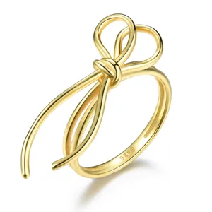 Bague noeud en argent sterling S925 avec design de ligne creatif, detail de bijoux elegant.
