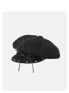 Details der schwarzen Punk Baskenmütze mit Mesh, Leder Schleife und coolen Nieten.